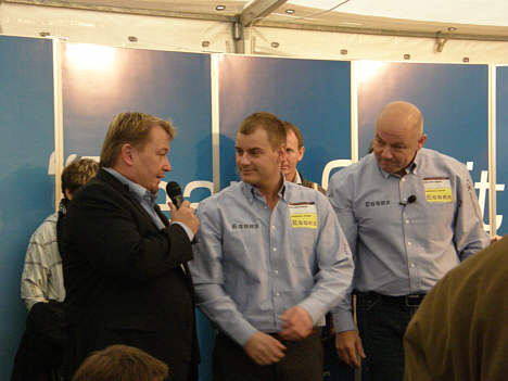 Herefter præsenterede Peter Halvorsen de to kørere, Casper Elgaard og John Nielsen.
(Foto: Motorsporten.dk)